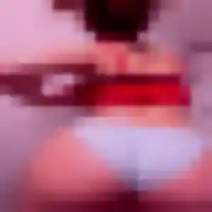 Rencontre Elena, 33 ans à Coray en privé