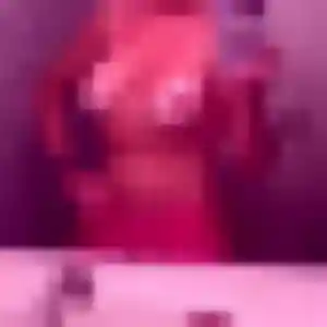 Ursula (30 ans) à Saint-Savournin attend une rencontre ce soir